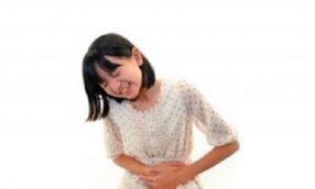 伤害蠕虫的女孩腹痛