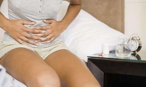 寄生虫使女人的腹部疼痛